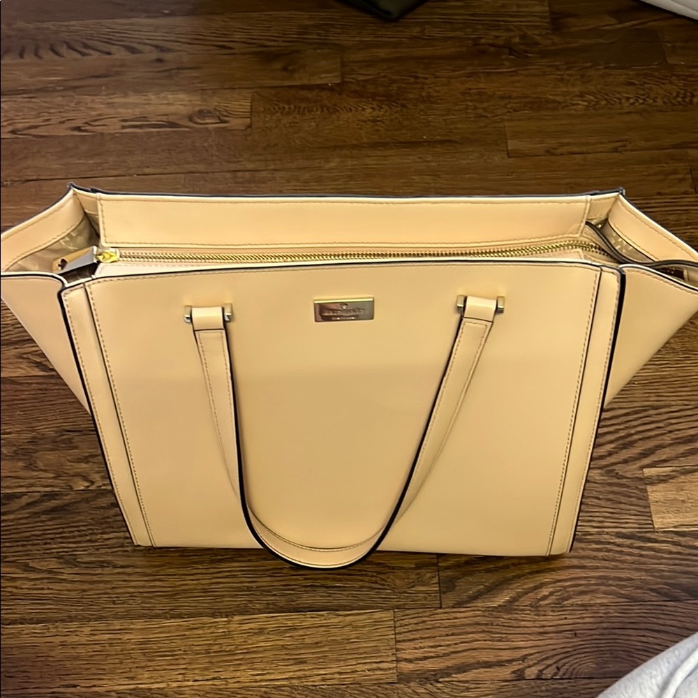 Kate Spade - Elegant Cream Leather Hand Bag